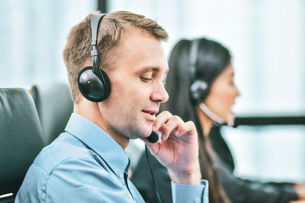 call-center-using-headphone-contract-conversation-with-customer-service-online-agent-assistance_t20_8d6oW6